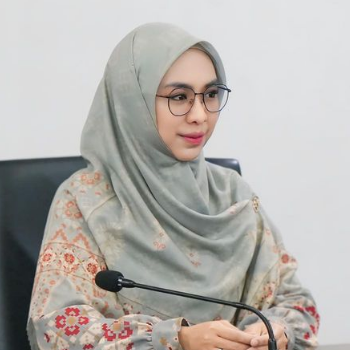 Foto_Ustadzah_Dr. Hj. Oki Setiana Dewi, S.Hum., M.Pd._cariustadz.id