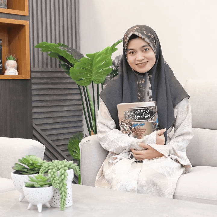 Foto_Ustadzah_Uswatun Hasanah, S.H.I., M.Pd._cariustadz.id